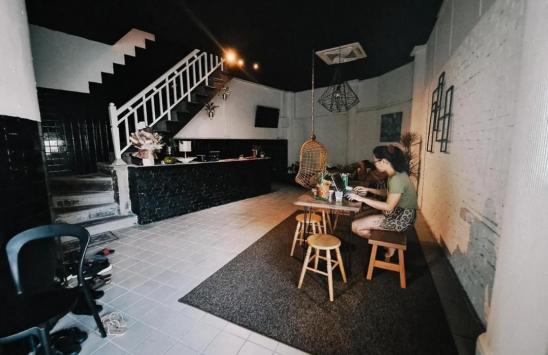 111 Hutton Lane Hostel-1